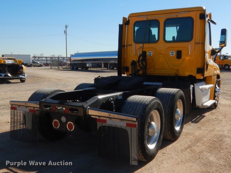 image for item HW9210 2017 Freightliner Cascadia 125  semi truck