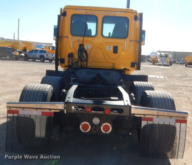 image for item HW9210 2017 Freightliner Cascadia 125  semi truck