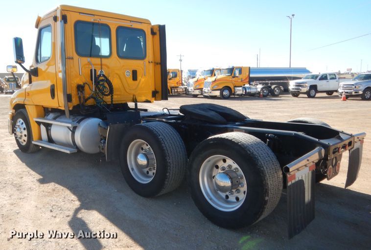 image for item HW9210 2017 Freightliner Cascadia 125  semi truck