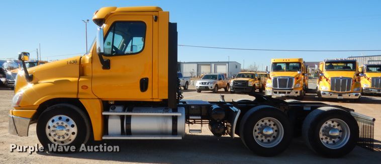 image for item HW9210 2017 Freightliner Cascadia 125  semi truck