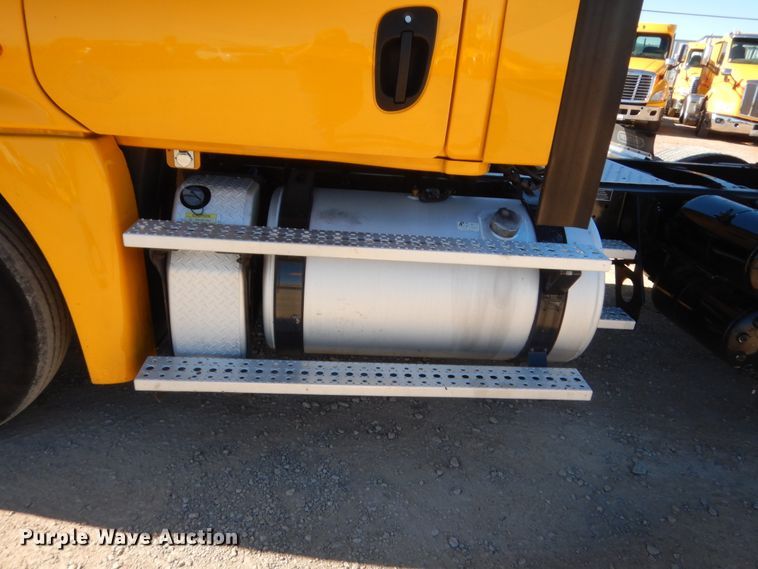 image for item HW9210 2017 Freightliner Cascadia 125  semi truck