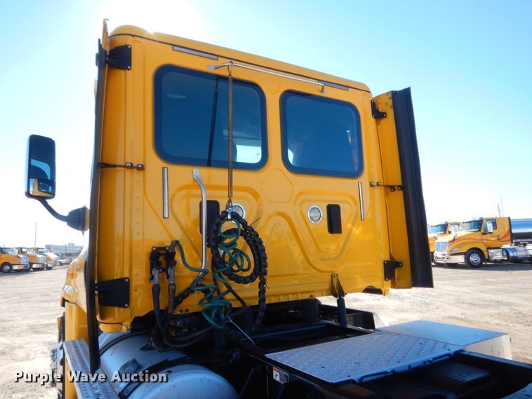 image for item HW9210 2017 Freightliner Cascadia 125  semi truck