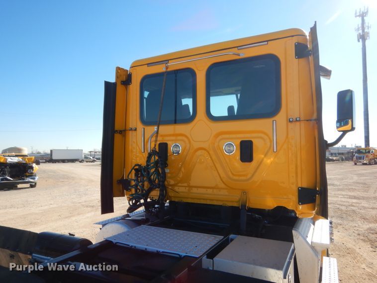 image for item HW9210 2017 Freightliner Cascadia 125  semi truck