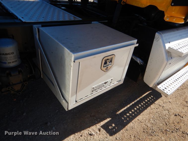 image for item HW9210 2017 Freightliner Cascadia 125  semi truck