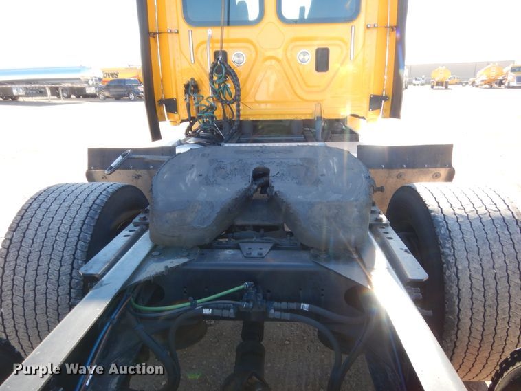 image for item HW9210 2017 Freightliner Cascadia 125  semi truck