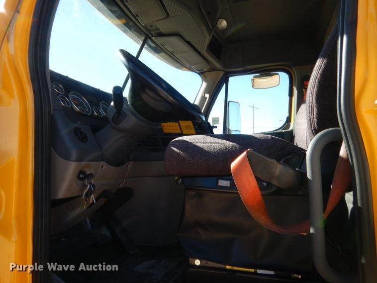 image for item HW9210 2017 Freightliner Cascadia 125  semi truck