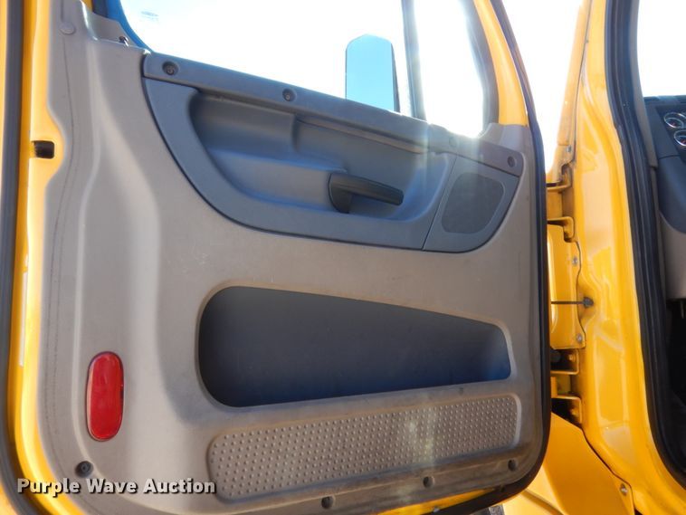 image for item HW9210 2017 Freightliner Cascadia 125  semi truck