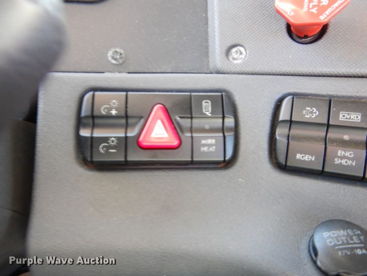 image for item HW9210 2017 Freightliner Cascadia 125  semi truck