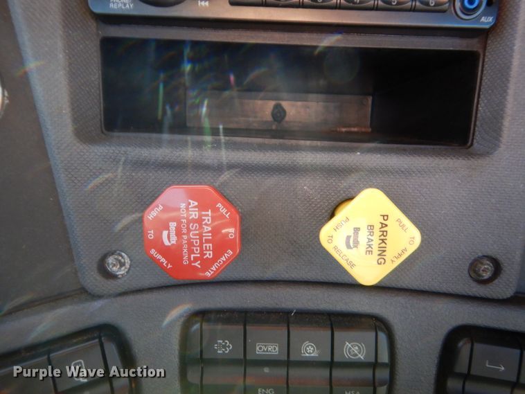 image for item HW9210 2017 Freightliner Cascadia 125  semi truck