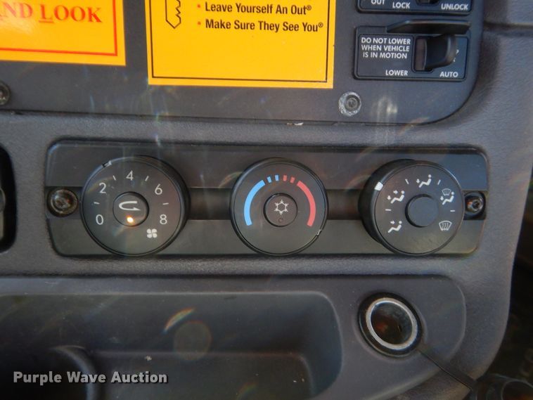 image for item HW9210 2017 Freightliner Cascadia 125  semi truck