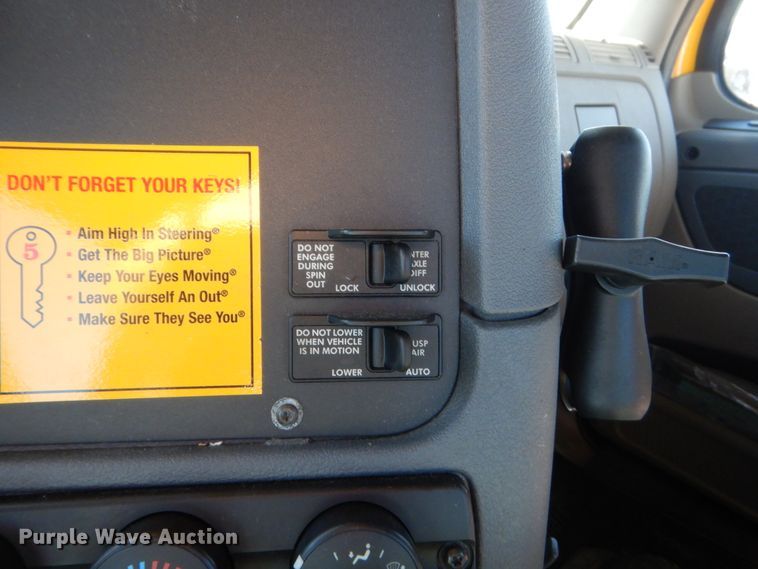 image for item HW9210 2017 Freightliner Cascadia 125  semi truck