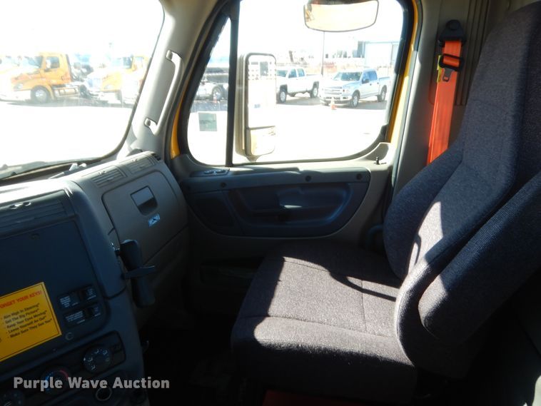 image for item HW9210 2017 Freightliner Cascadia 125  semi truck