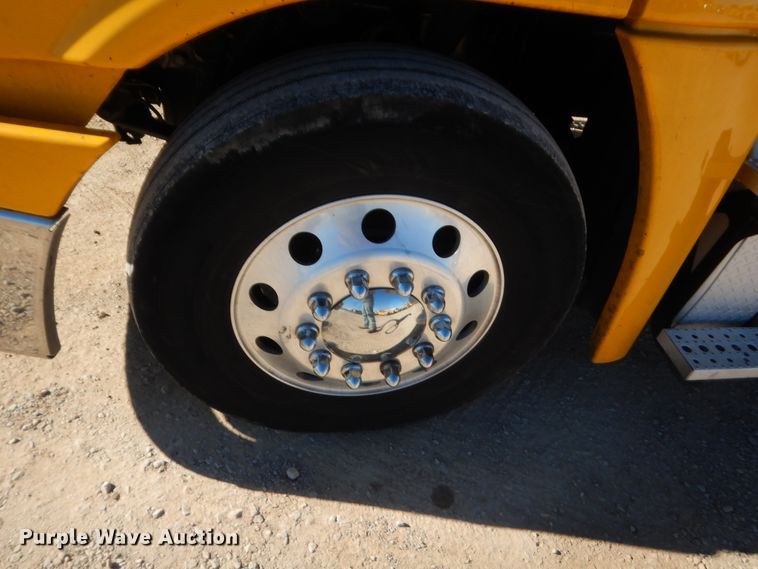 image for item HW9210 2017 Freightliner Cascadia 125  semi truck