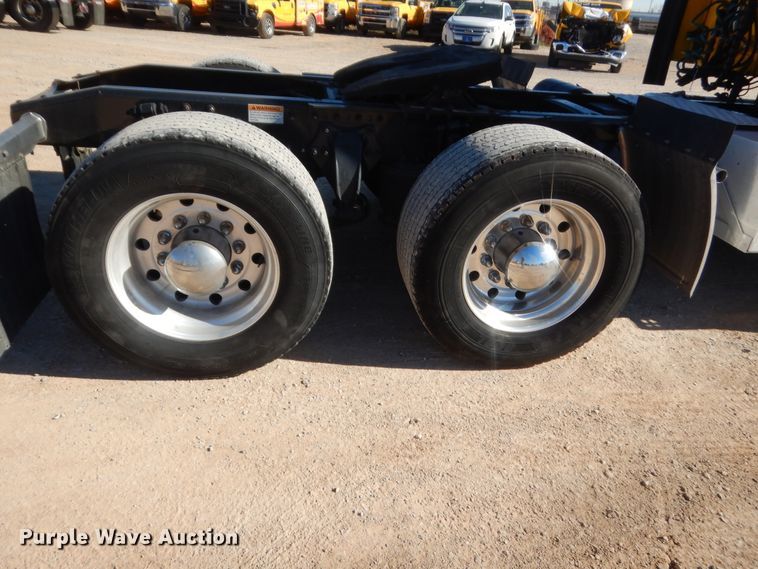 image for item HW9210 2017 Freightliner Cascadia 125  semi truck