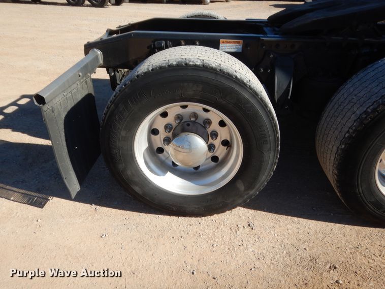 image for item HW9210 2017 Freightliner Cascadia 125  semi truck