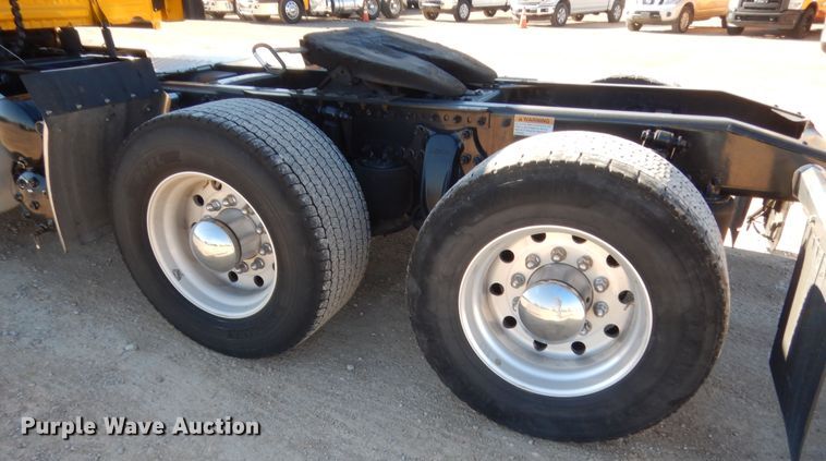 image for item HW9210 2017 Freightliner Cascadia 125  semi truck