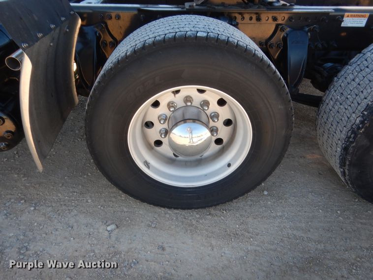 image for item HW9210 2017 Freightliner Cascadia 125  semi truck