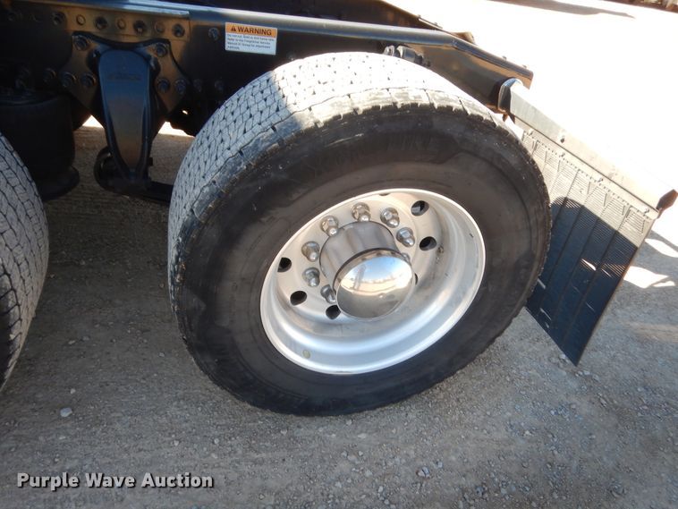 image for item HW9210 2017 Freightliner Cascadia 125  semi truck