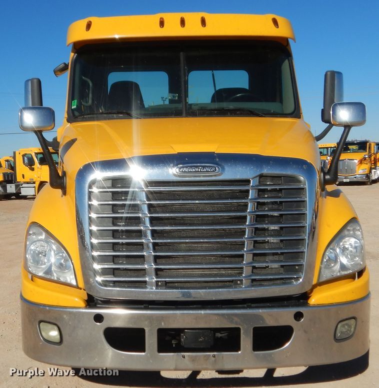 image for item HW9211 2017 Freightliner Cascadia 125  semi truck