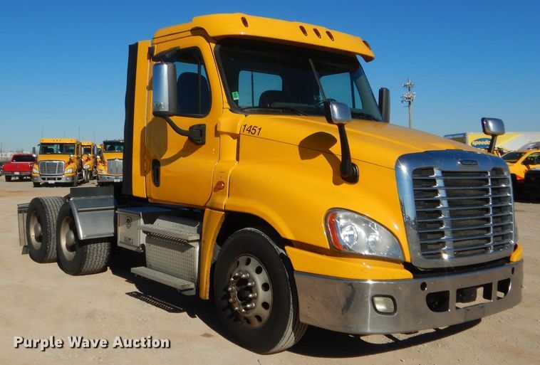 image for item HW9211 2017 Freightliner Cascadia 125  semi truck