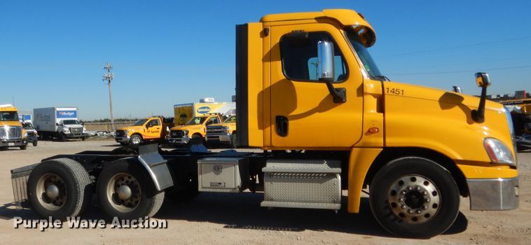 image for item HW9211 2017 Freightliner Cascadia 125  semi truck