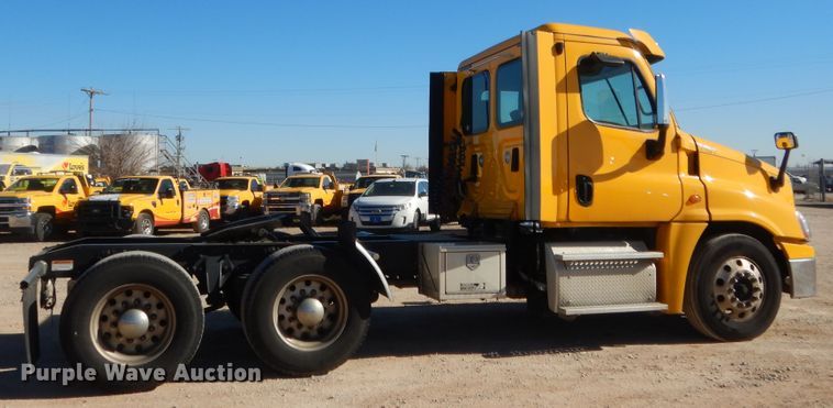 image for item HW9211 2017 Freightliner Cascadia 125  semi truck