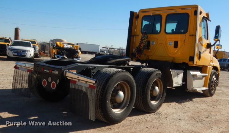 image for item HW9211 2017 Freightliner Cascadia 125  semi truck