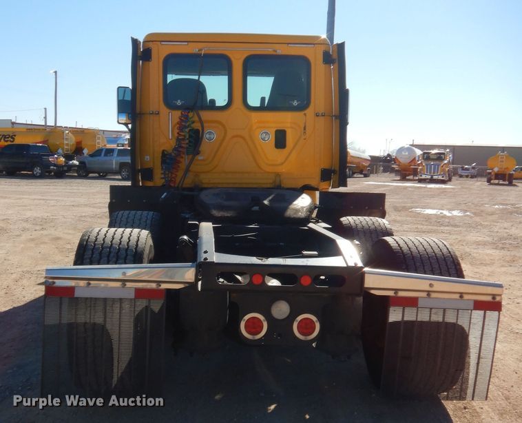 image for item HW9211 2017 Freightliner Cascadia 125  semi truck