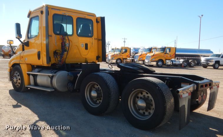 image for item HW9211 2017 Freightliner Cascadia 125  semi truck