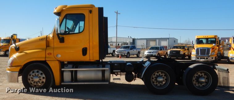 image for item HW9211 2017 Freightliner Cascadia 125  semi truck