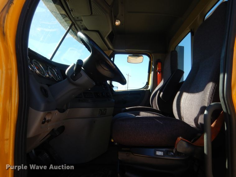 image for item HW9211 2017 Freightliner Cascadia 125  semi truck