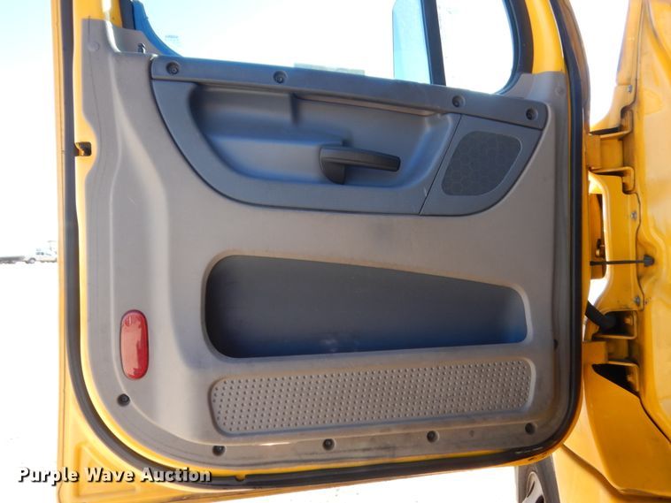 image for item HW9211 2017 Freightliner Cascadia 125  semi truck