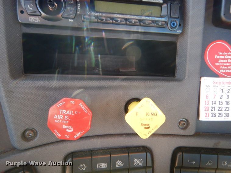 image for item HW9211 2017 Freightliner Cascadia 125  semi truck