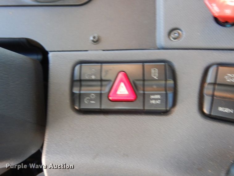 image for item HW9211 2017 Freightliner Cascadia 125  semi truck