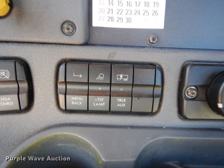 image for item HW9211 2017 Freightliner Cascadia 125  semi truck