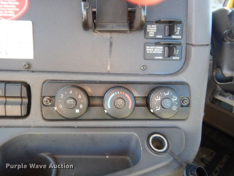 image for item HW9211 2017 Freightliner Cascadia 125  semi truck