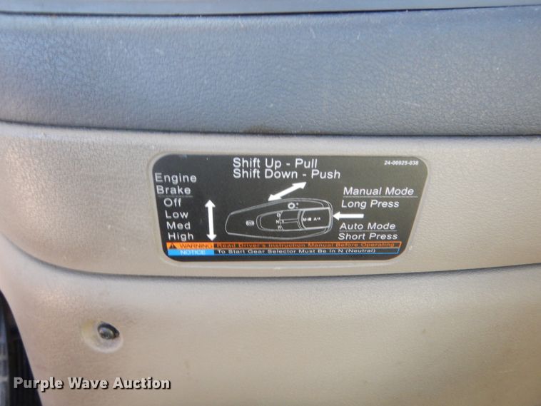 image for item HW9211 2017 Freightliner Cascadia 125  semi truck