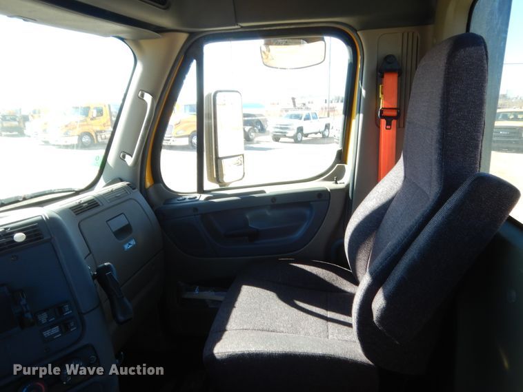 image for item HW9211 2017 Freightliner Cascadia 125  semi truck