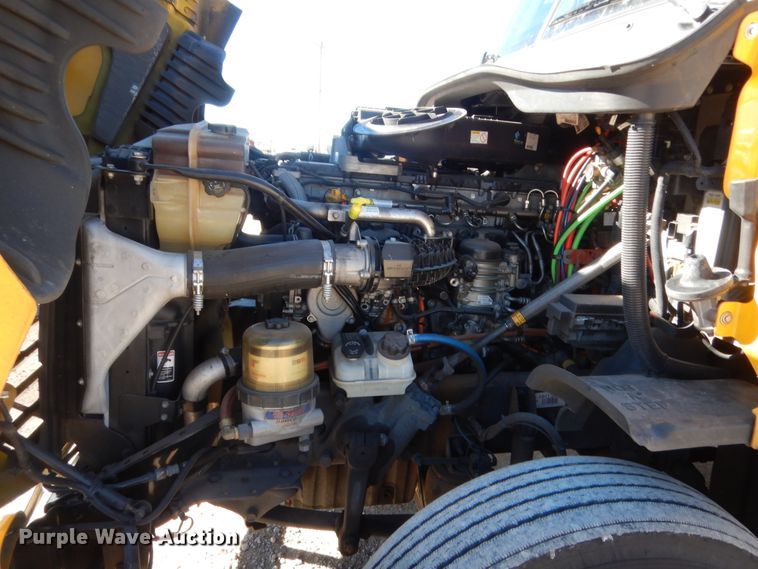 image for item HW9211 2017 Freightliner Cascadia 125  semi truck