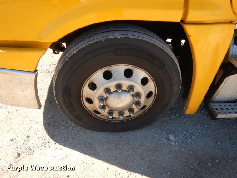 image for item HW9211 2017 Freightliner Cascadia 125  semi truck