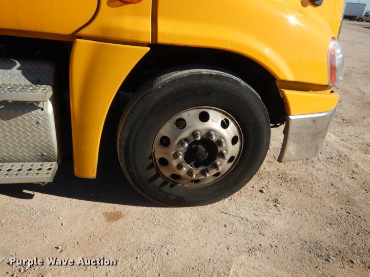 image for item HW9211 2017 Freightliner Cascadia 125  semi truck