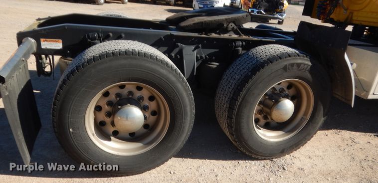 image for item HW9211 2017 Freightliner Cascadia 125  semi truck