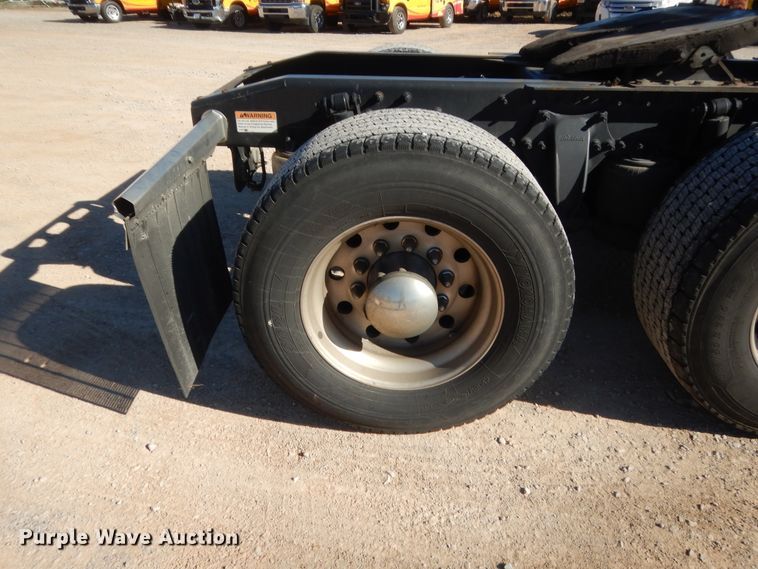 image for item HW9211 2017 Freightliner Cascadia 125  semi truck