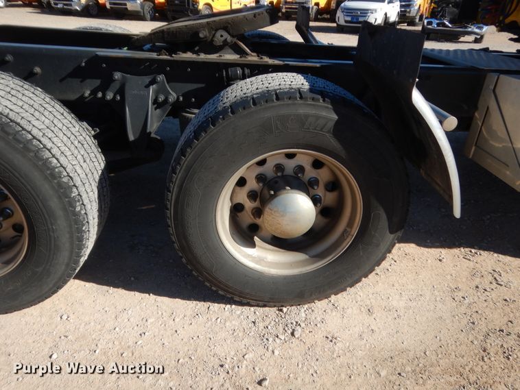 image for item HW9211 2017 Freightliner Cascadia 125  semi truck