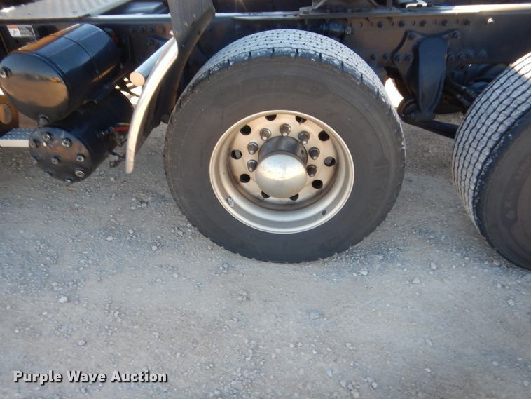 image for item HW9211 2017 Freightliner Cascadia 125  semi truck