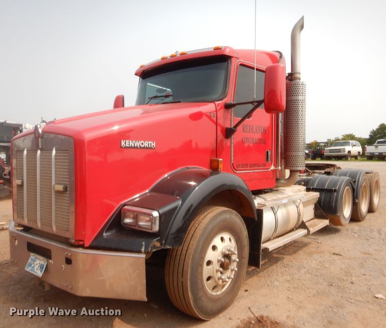 image for item HW9300 2004 Kenworth T800 semi truck