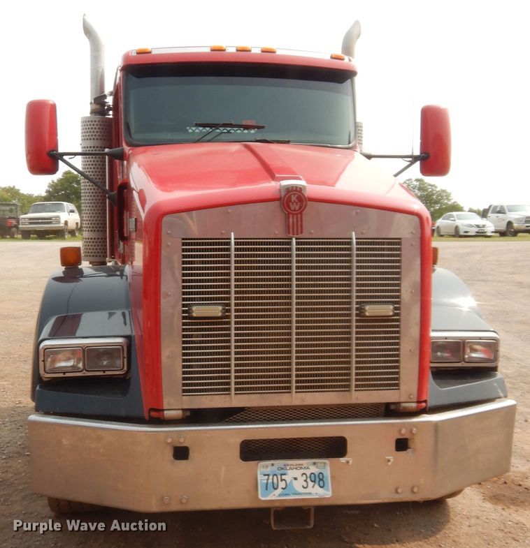image for item HW9300 2004 Kenworth T800 semi truck