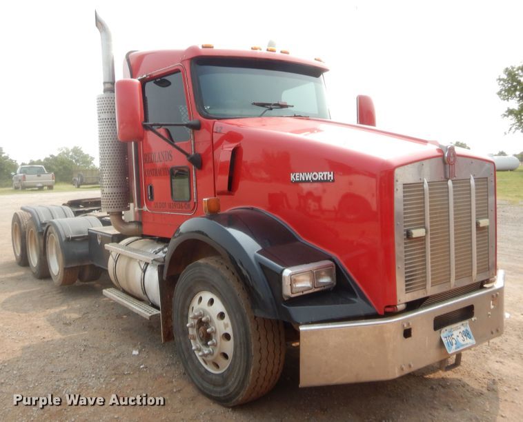 image for item HW9300 2004 Kenworth T800 semi truck