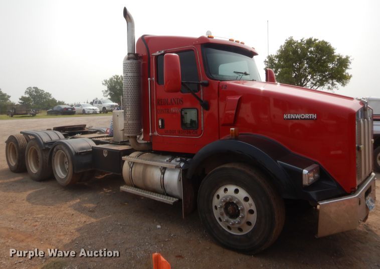 image for item HW9300 2004 Kenworth T800 semi truck