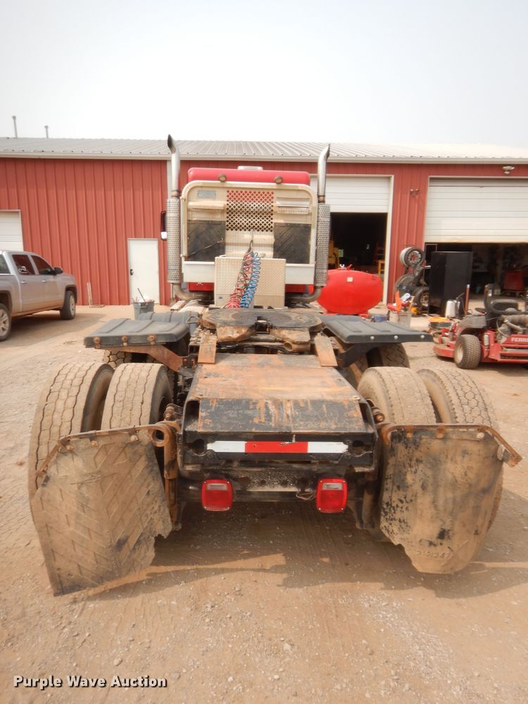 image for item HW9300 2004 Kenworth T800 semi truck